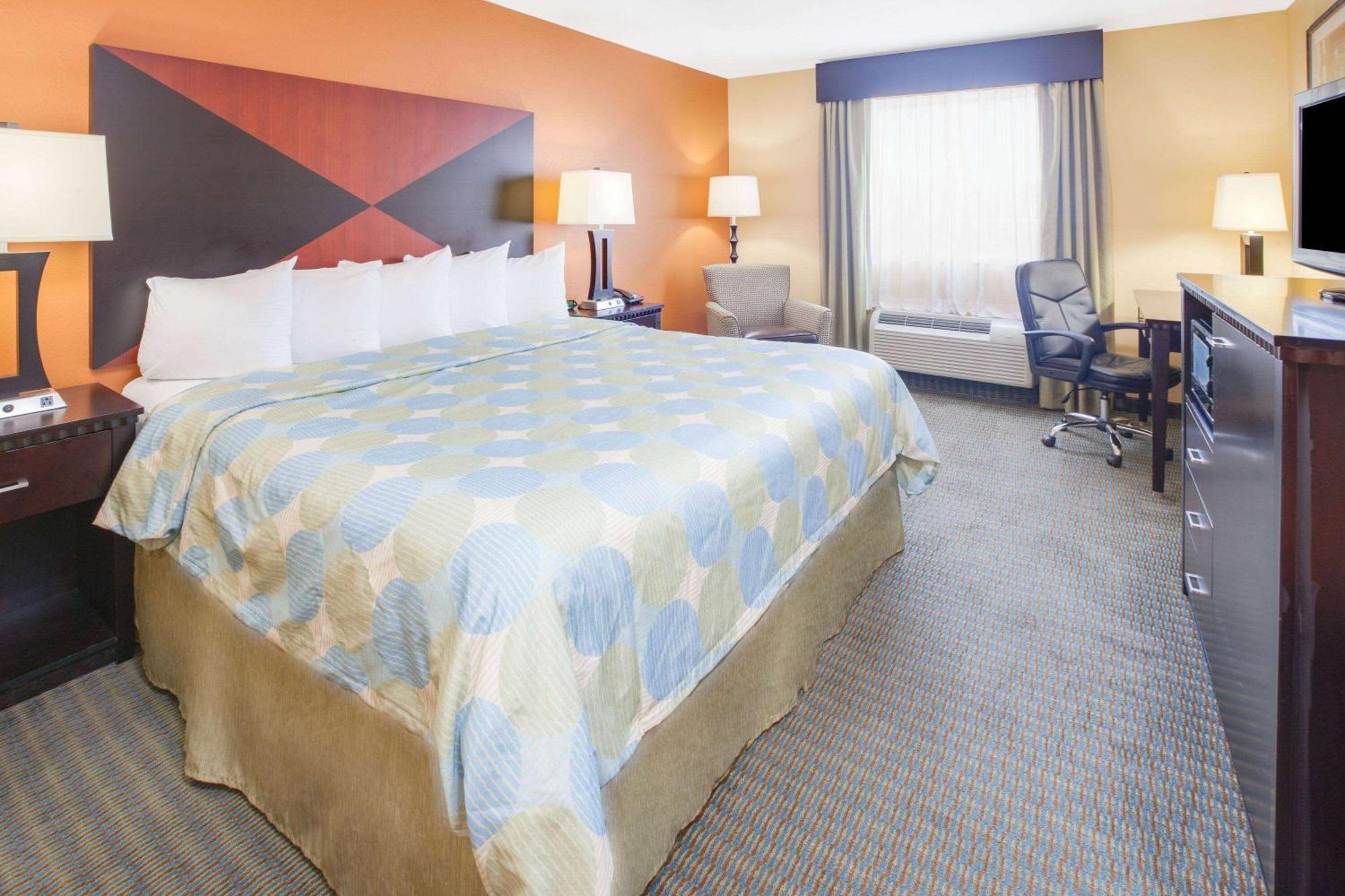 Days Inn & Suites By Wyndham Russellville Buitenkant foto